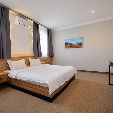 281 Hotel Bisjkek Buitenkant foto